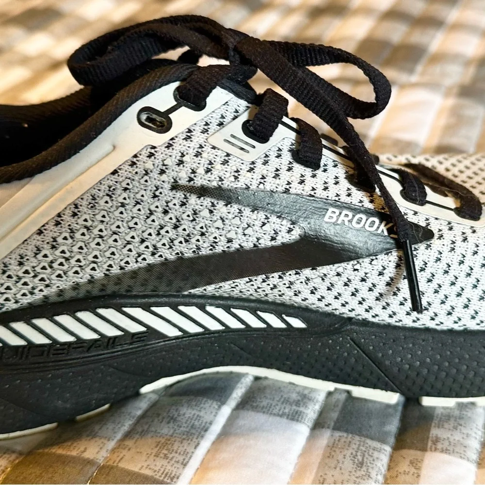 Brooks Adrenaline GTS womens White and Black Athletic Shoes. Worn couple times. - Picture 2 of 7